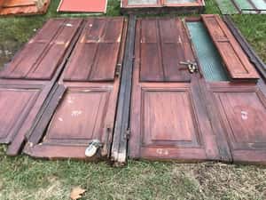 Lote PORTON DE MADERA 4 PUERTAS2,30X 2,60 CON VIDRIO Y POSTIGOS