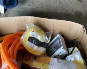 Lote CAJA C/CASCOS-CAJA LLAVES-CINTO SEGURIDAD-CABLES Y OTROS