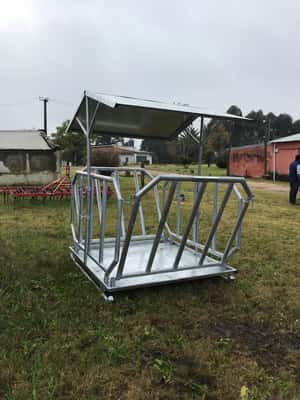  Comedero de fardo con techo y piso