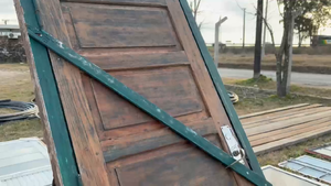 Lote puerta de madera con marco