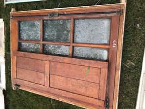 Lote VENTANA DE MADERA CON MARCO Y POSTIGO
