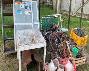 Lote MUEBLE-MESA-CASILLA PERRO-PARTES BICI-TOSTADORA-SILLAS Y VARIOS
