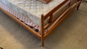 Lote CÁMARA DE ESTERILLA, MESA DE LUZ Y COLCHONES