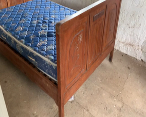 Lote CAMA PLAZA1/2 CON COLCHON DE MADERA