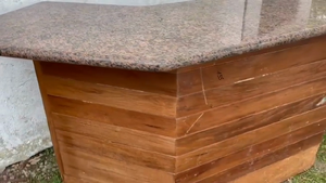 Lote Isla de cocina de madera con mesada de granito(