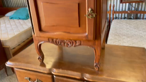 Lote CÓMODA Y MESA DE LUZ