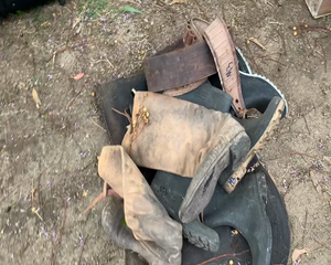 Lote BOTAS DE GOMA-BOTAS CUERO-CARONA-CINTO-CINCHON