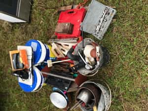 Lote LOTE VARIOS(2 TARROS CON PINTURA-TELEFONO-PLANCHA-NIVELES-LLANAS-OLLA HIERRO)