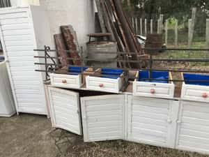 Lote MUEBLE BAJO MESADA DE MADERA-2 GANCHERAS Y OTROS
