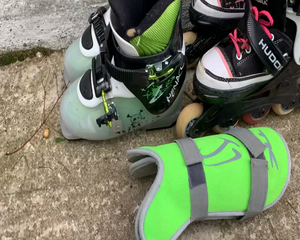 Lote 2 PARES DE PATINES NIÑO CANILLERAS