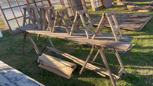 Lote MESA CON CABALLETES Y OTROS