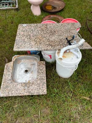 Lote TARROS DE PINTURAS-MESADA DE GRANITO PARTIDA CON PILETA