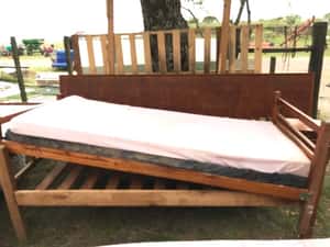 Lote 2 CAMAS DE 1 PLAZA CON COLCHONES-CAMA 2 PLAZAS CON RESPALDO Y MESA DE LUZ