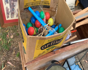 Lote CAJA CON VARIOS-CAJONES DE MADERA-RAQUETA-BOLSO DE PESCA