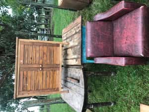 Lote 2 MESAS DE MADERA-SILLON-MUEBLE DE MADERA
