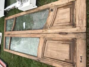 Lote PUERTA DOBLE ANTIGUA DE MADERA Y VIDRIOS 2,80X 1,30