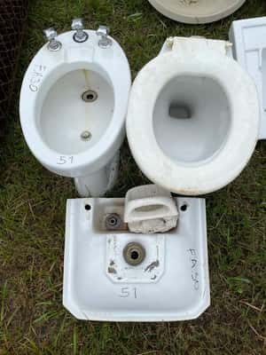 Lote JUEGO DE BA?O (PILETA-WATER-BIDET) Y OTROS