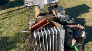 Lote MESA DE TV Y OTROS