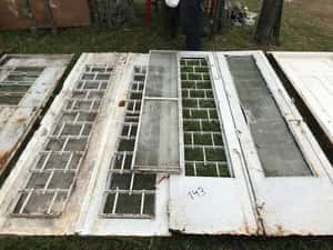Lote PORTON DE HIERRO CON 4 PUERTAS CON VIDRIOS Y REJA2,30X 2,10