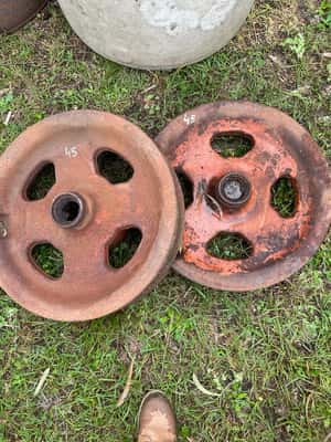 Lote 2 LLANTAS DE HIERRO