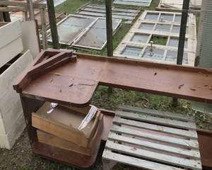 Lote MUEBLE AEREO-BUTACA DE MADERA
